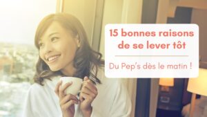 A l'aube, une femme souriante sourit en regardant dehors un café à la main. Bannière article 15 bonnes raisons de se lever tôt.