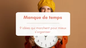 Femme souriante qui tient une grande horloge entre ses mains. Bannière pur article "manque de temps, 9 idées qui marchent pour mieux s'organiser"