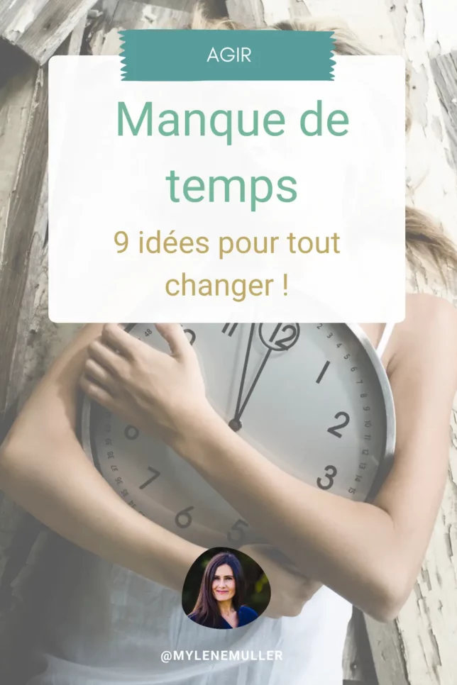Une femme allongée sur son lit, l'air stressé, tient une grande horloge entre ses bras. Image pour article sur le manque de temps et 9 idées pour le contrer.