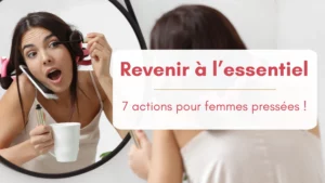 Une femme pressée se maquille face à son miroir tout en ayant une conversation téléphonique et en tenant sa tasse de café, des bigoudis dans les cheveux.