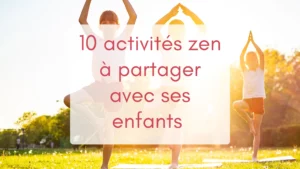Des enfants en posture de l'arbre, les yeux fermés sur leur tapis de yoga placé sur l'herbe, le soleil décline offrant une lumière douce, instant de plénitude pour ces enfants concentrés et calmes. Des activités zen à faire avec ses enfants.