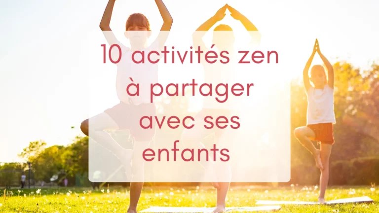 Des enfants en posture de l'arbre, les yeux fermés sur leur tapis de yoga placé sur l'herbe, le soleil décline offrant une lumière douce, instant de plénitude pour ces enfants concentrés et calmes. Des activités zen à faire avec ses enfants.