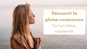 Une femme contemple l'horizon, un châle sur les épaules, elle semble en connexion avec la nature qui l'entoure. Proche de l'eau, les couleurs sont douces. Bannière article de blog Découvrir la pleine conscience pas-à-pas.