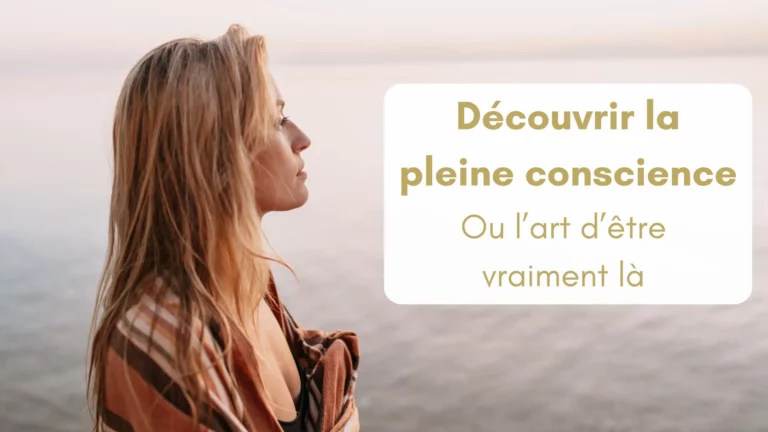 Une femme contemple l'horizon, un châle sur les épaules, elle semble en connexion avec la nature qui l'entoure. Proche de l'eau, les couleurs sont douces. Bannière article de blog Découvrir la pleine conscience pas-à-pas.