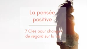 Une femme danse au soleil couchant, cheveux lâchers, elle sourit, pratique la pensée positive