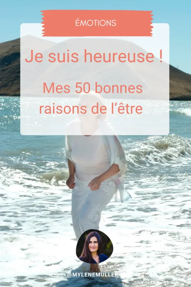 Une femme aux cheveux blancs et de blanc vêtue riz aux éclats en sortant de l'eau qui lui arrive aux tibias. Elle respire la joie et la fraicheur, illustration de l'article "JE suis heureuse ! Mes 50 bonnes raisons".