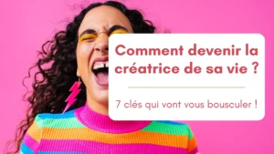 Photo sur fond rose vif d'une femme qui sourit à pleines dents, elle porte des vêtements, accessoires et maquillage colorés, illustration d'une femme qui aux commandes de sa vie, qui crée sa propre vie !