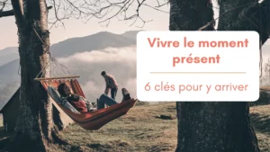 Une femme allongée sur un hamac savoure le moment, à l'arrière-plan son compagnon dresse une table, au fond, paysage de montagne ; brouillard et soleil.