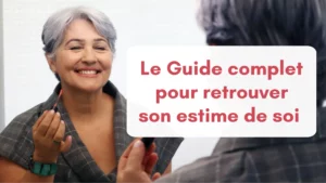 Une femme aux cheveux blancs se regarde en souriant dans le miroir pendant qu'elle se maquille.
