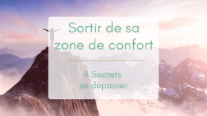 Sommets montagneux au coucher du soleil et une femme admire le paysage bras grands ouverts, illustration article "sortir de sa zone de confort 4 secrets pour se dépasser"