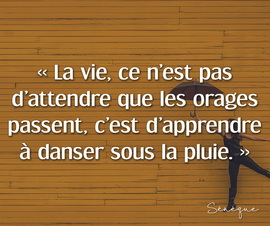Une femme tient un parapluie en équilibre sur fond couleur moutarde, au premier plan, citation de motivation signée Sénèque : "La vie, ce n'est pas d'attendre que les orages passent, c'est d'apprendre à danser sous la pluie." 