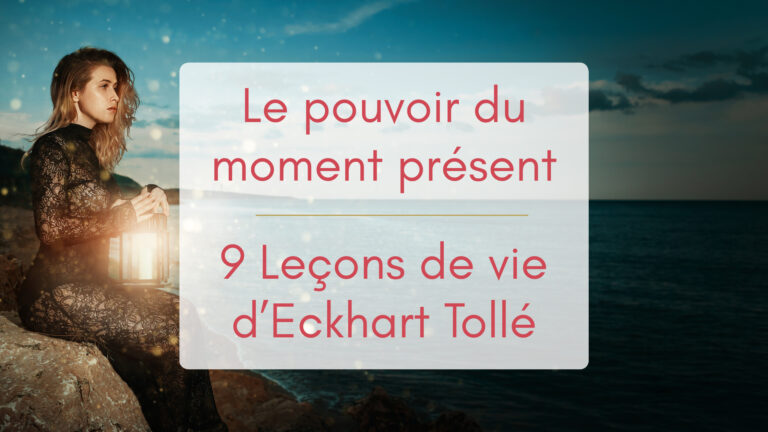 A la nuit tombée, une femme en robe de dentelle noire tient une lampe allumée. Elle est assise sur un rocher au bord de l'eau, l'air rêveur, vit entièrement le moment présent.
