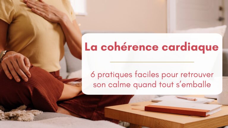 Une femme assise sur son canapé, une main sur le cœur, l'autre sur son genou, pratique un exercice de cohérence cardiaque.