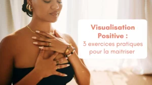 Ambiance cosy dans un salon, une femme est concentrée, yeux fermée, les mains sur le cœur, elle s'entraine à la visualisation positive
