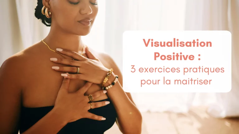 Ambiance cosy dans un salon, une femme est concentrée, yeux fermée, les mains sur le cœur, elle s'entraine à la visualisation positive