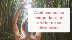Une femme dans une foret de bambous forme un cœur avec ses mains face au soleil, illustre l'amour de soi.