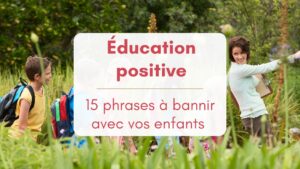 Une femme se promène dans la nature accompagnée d'enfants en fil indienne qui l'écoutent avec le sourire. Illustration de l'éducation positive.