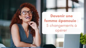 Une femme rayonnante assise à son bureau rit aux éclats. Bannière pour article "Devenir une femme épanouie : 5 changements à opérer".