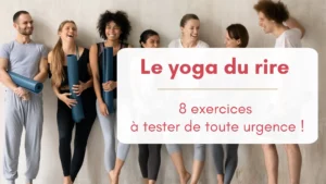 Des pratiquants de yoga debout contre un mur, portant leur tapis de yoga, se regardent en riant, bannière pour article "Le yoga du rire"
