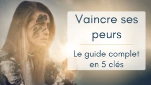 Une femme, longs cheveux blonds lâchés, avec le visage peint de grossières traces noires, regard pensif à l'horizon, lumière puissante en arrière-plan qui s'élève. Illustration guerrière de l'article "Vaincre ses peurs, le guide complet en 5 clés.