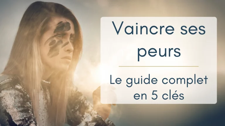 Une femme, longs cheveux blonds lâchés, avec le visage peint de grossières traces noires, regard pensif à l'horizon, lumière puissante en arrière-plan qui s'élève. Illustration guerrière de l'article "Vaincre ses peurs, le guide complet en 5 clés.