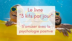 Un couple avec un enfant au milieu portent des lunettes de soleil jaunes et sont sur une bouée jaune. Le ciel est bleu et leur sourire immense. Ils s'amusent après la lecture du livre 3 kifs par jour qui est une initiation à la psychologie positive.