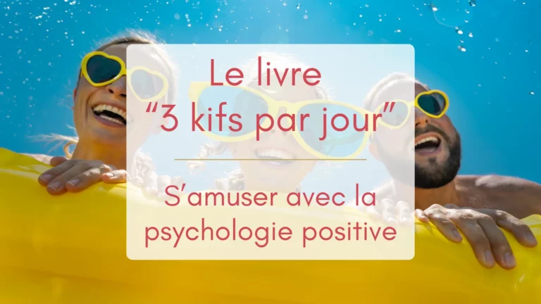 Un couple avec un enfant au milieu portent des lunettes de soleil jaunes et sont sur une bouée jaune. Le ciel est bleu et leur sourire immense. Ils s'amusent après la lecture du livre 3 kifs par jour qui est une initiation à la psychologie positive.
