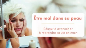Une jeune femme aux cheveux courts couleur platin se regarde dans le miroir en tirant son visage avec ses doigts dans une moue étrange. Bannière pour l'article "être mal dans sa peau, réussir à avancer et à reprendre sa vie en main".