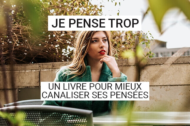 Jeune femme blonde vêtue de vert, avec un rouge à lèvres rouge, assise à une terrasse en extérieur. Elle regarde au loin, l'air pensif, illustrant l'idée de réflexion et d'introspection liée au livre 'Je pense trop'.