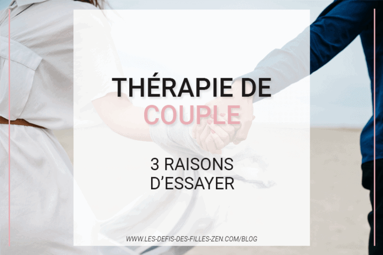 Gros plan sur les mains d’un couple marchant sur la plage, se tenant la main en signe de connexion et de soutien. Illustration pour un article sur la thérapie de couple et ses bienfaits.