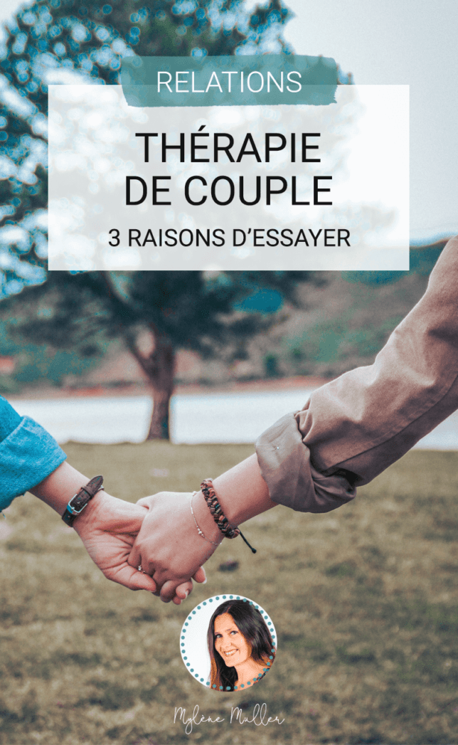 Gros plan sur les mains d’un couple, symbole de connexion et de soutien. Illustration pour un article sur la thérapie de couple.