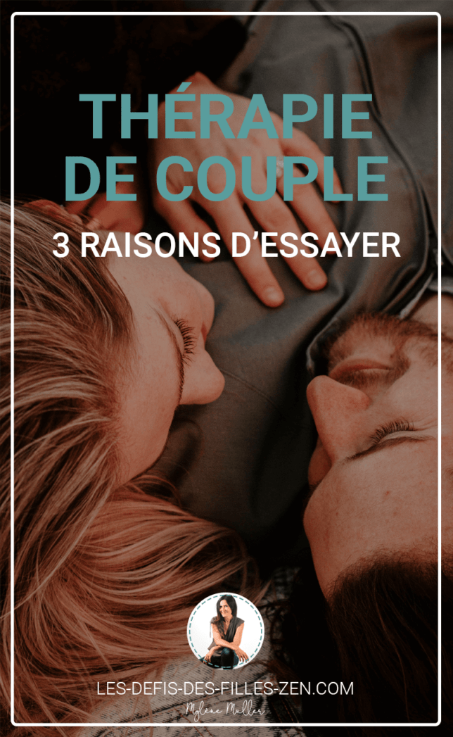 Gros plan sur un couple allongé, échangeant un regard profond et complice. Illustration pour un article sur les raisons d’essayer la thérapie de couple.