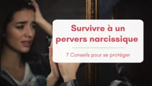 Une femme au regard désespéré se regarde dans le miroir, une main dans les cheveux, l'autre sur son reflet. Semble désemparée. Etat que connaissent les victimes de pervers narcissiques, sujet de cet article.