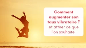 Au coucher du soleil, la silhouette d'une femme se découpe, elle saute joyeusement, ses pieds ne touchent plus el sol. L'image est solaire, bannière pour article "comment augmenter son taux vibratoire"