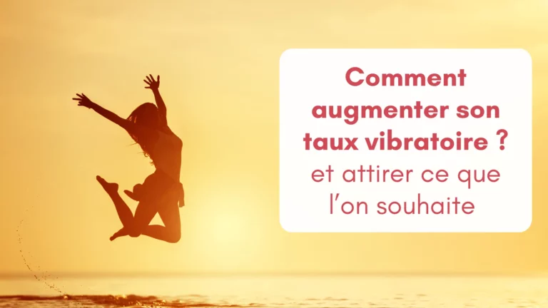 Au coucher du soleil, la silhouette d'une femme se découpe, elle saute joyeusement, ses pieds ne touchent plus el sol. L'image est solaire, bannière pour article "comment augmenter son taux vibratoire"