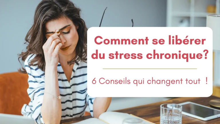 Une femme installée à son bureau tient ses lunettes d'une femme et masse son visage de l'autre, les yeux fermés. Illustration du stress chronique