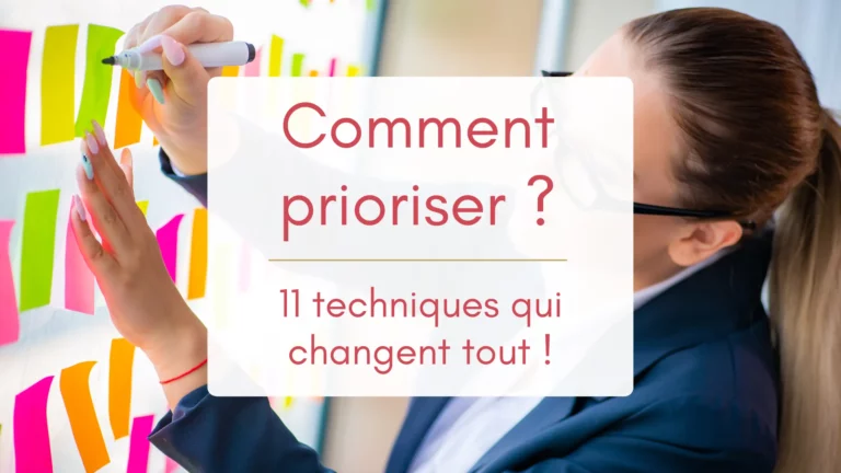 Une femme en tenue professionnelle écrit sur l'un des nombreux posts-its colorés apposés sur sa fenêtre. Image illustrant article "COmment prioriser ? 11 techniques qui changent tout.