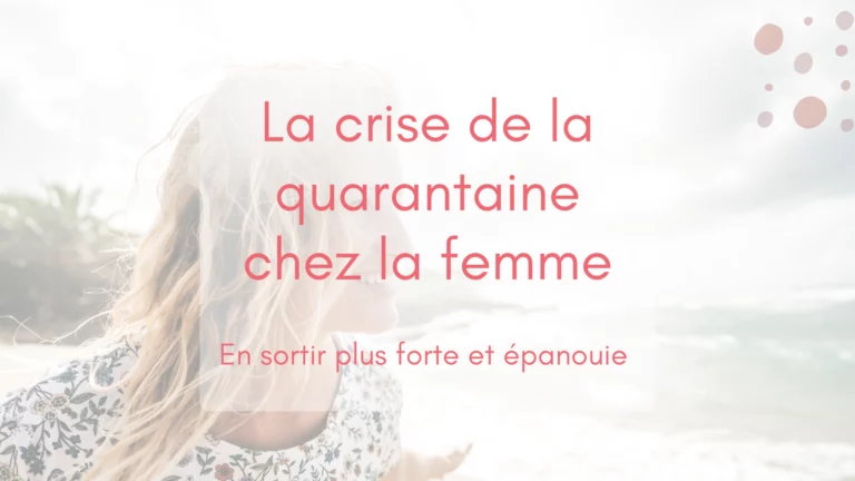 Femme blonde aux cheveux ondulés, les bras grands ouverts sur une plage tropicale, rayonnante et épanouie. Une image symbolisant la liberté et le renouveau après la crise de la quarantaine chez la femme.