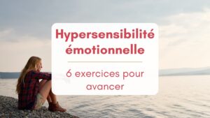 Une femme assise au bord de l'eau contemple l'horizon - hypersensibilité émotionnelle