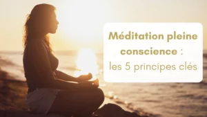 Une femme en position du lotus au bord de la mer à contrejour. Elle pratique une méditation guidée, sujet de cet article.