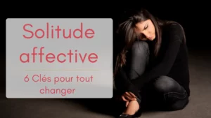 Une jeune femme vêtue de noir sur fond gris foncé est assise au sol, recroquevillée, l'air triste, illustration de la soitude affective