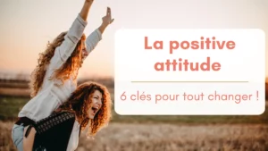 Au soleil couchant dans un champ, une femme est sur le dos d'une autre femme, elles rient toutes les deux, sont heureuses. Bannière article adopter la positive attitude.