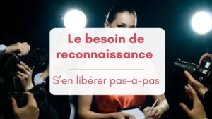 Une femme en tenue de soirée signe des autographes et sourit aux photographes. Illustration du besoin de reconnaissance incarné par les vedettes.