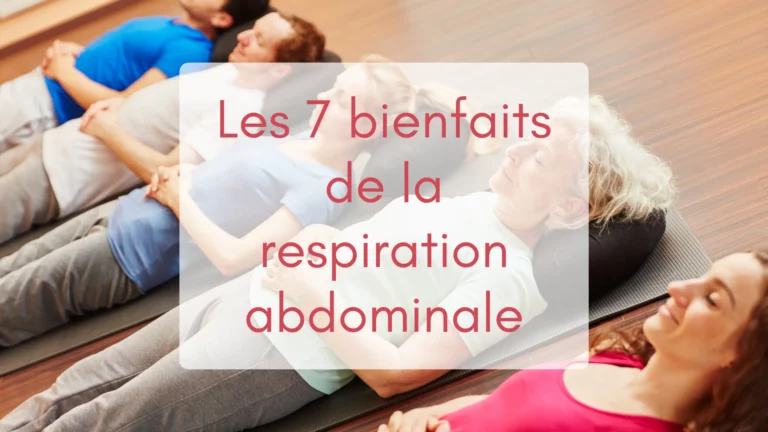 des yogis allongés sur leur tapis pratiquant la respiration abdominale avec le sourire.