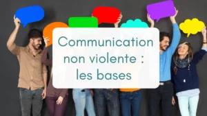 Plusieurs personnes debout, portant des bulles de dialogues dans leur main, se regardent tous en souriant, bannière pour article sur les bases de la communication non violente
