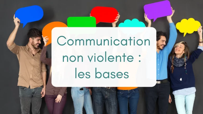 Plusieurs personnes debout, portant des bulles de dialogues dans leur main, se regardent tous en souriant, bannière pour article sur les bases de la communication non violente