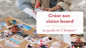 Une femme assise sur son tapis découpe des images et devant elle un vision board en cours d'élaboration. bannière pour article créer son vision board guide complet en 5 étapes.