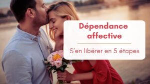 Un couple au soleil couchant, ambiance romantique, la femme tient un bouquets de roses et elle sourit, l'homme lui embrasse le front. Bannière dépendance affective.