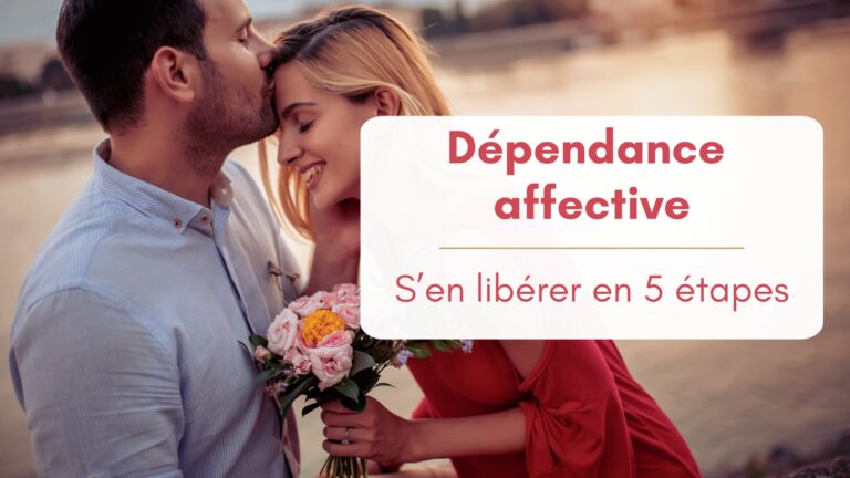 Un couple au soleil couchant, ambiance romantique, la femme tient un bouquets de roses et elle sourit, l'homme lui embrasse le front. Bannière dépendance affective.