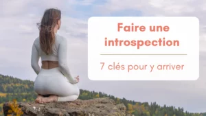 Une femme assise sur un rocher, de dos, dans une tenue de yoga, semble faire une introspection, sujet de cet article.